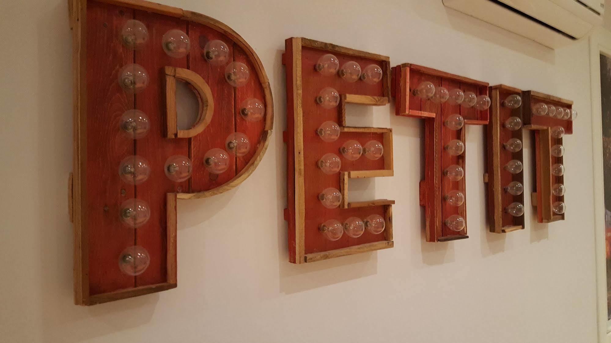 Petit Hotel Барселона Екстериор снимка
