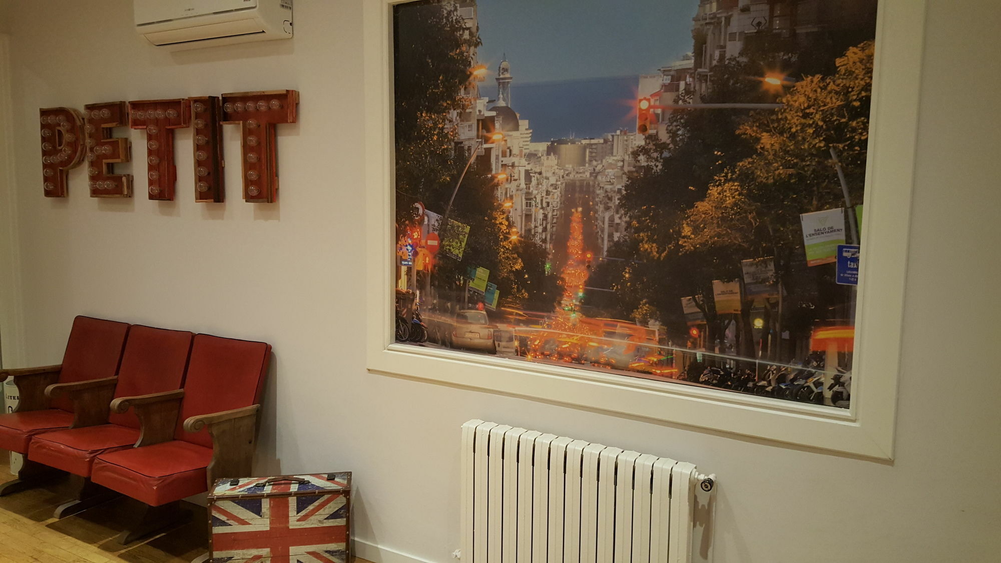 Petit Hotel Барселона Екстериор снимка